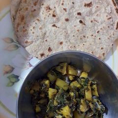 A picture of Chapati with aloo methi.