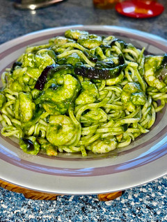Una foto de Fideos chinos con gambas y salsa de espinacas y coco