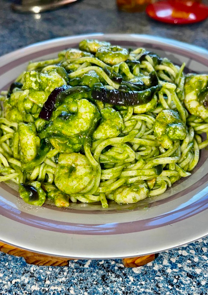 Una foto de Fideos chinos con gambas y salsa de espinacas y coco