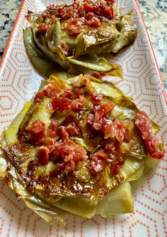 Una foto de Flores de alcachofas con jamón