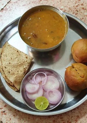 A picture of રાજસ્થાની દાળ બાટી.