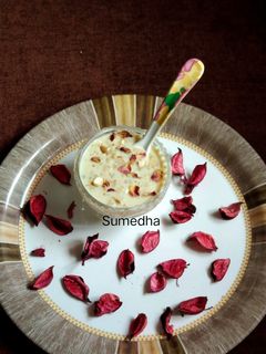साबुदाणा गुलकंद खीर (Sabudana gulkand kheer recipe in marathi) रेसिपी चे मुख्य फोटो 