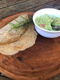 Una foto de Keto - Guacamole -ideal para acompañar carnes, entradas o simplemente solo para estas Fiestas!