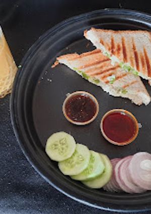 A picture of Cheese capsicum sandwich.