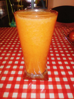 Una foto de Licuado detox de zanahoria, naranja, frutillas y 🍉.