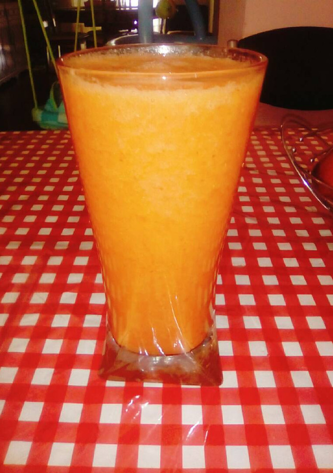 Una foto de Licuado detox de zanahoria, naranja, frutillas y 🍉.