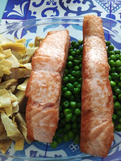 Una foto de Salmón a la plancha con alcachofas y guisantes