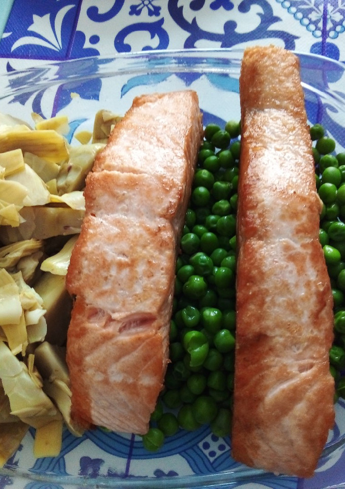 Una foto de Salmón a la plancha con alcachofas y guisantes