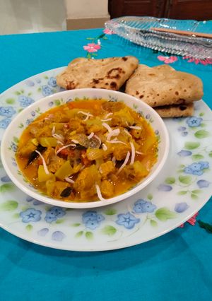 A picture of Lauki and Soya chunks ki sabzi.