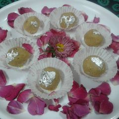 Uraddal laddu A picture of Uraddal laddu.