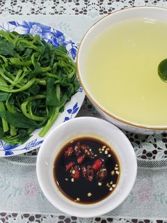 Hình của món Rau muống luộc chấm nước tương.
