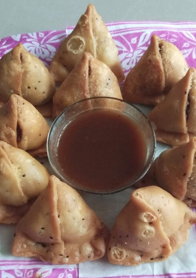 आलू समोसे रेसिपी मुख्य फोटो