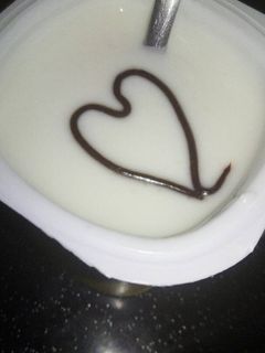 Una foto de Yogur con chocolate