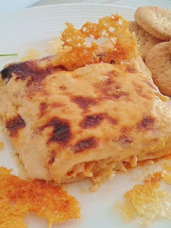 Una foto de Canelones rellenos de puerros y langostinos con bechamel de romesco