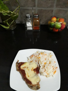 Una foto de Milanesas Napolitana con arroz primavera