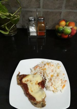 Una foto de Milanesas Napolitana con arroz primavera