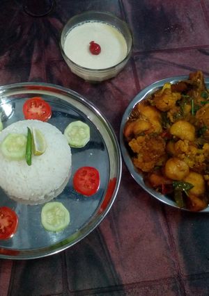 A picture of Aloo fulcopi katla rosha ar misti doi.