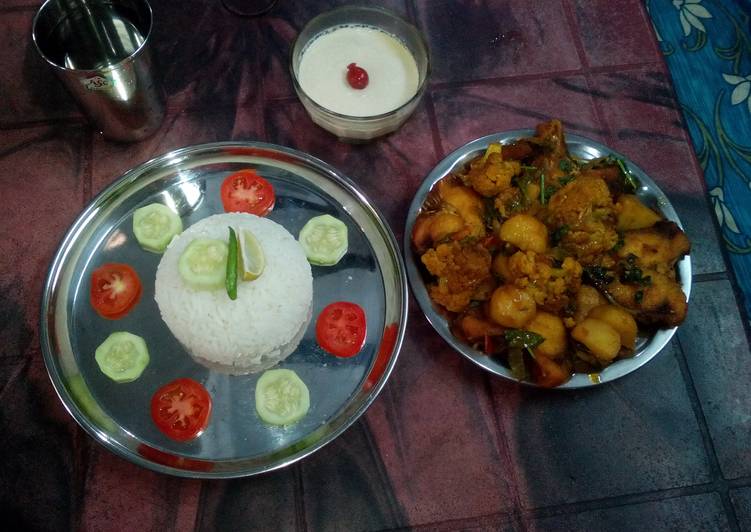 Simple Way to Make Any-night-of-the-week Aloo fulcopi katla rosha ar misti doi