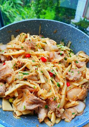 Hình của món Măng Tươi Xào Thịt Heo Ba Rọi.