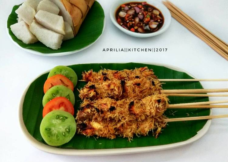 Sate klopo/sate daging dan kelapa