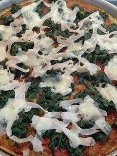 Una foto de Pizza de Espinacas con base de Calabacín 🍕