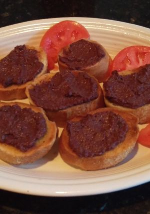A picture of Tapenade Crostini.