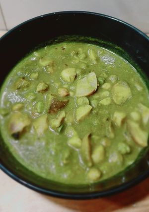 A picture of Singhada and green chana curry.