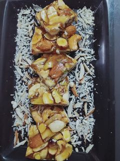 ડ્રાયફ્રુટ ચીકી (Dryfruit Chikki Recipe in Gujarati) રેસીપી મુખ્ય ફોટો