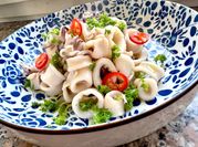 Una foto di insalata calamari