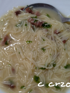 Una foto de Sopa de jamón serrano