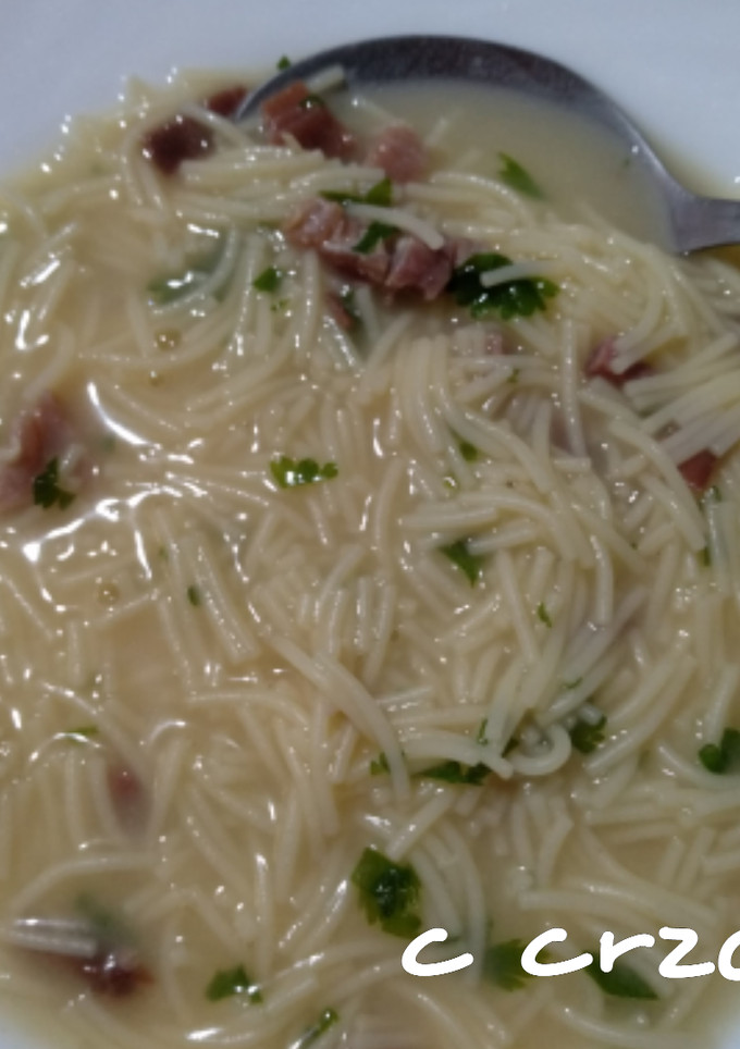 Una foto de Sopa de jamón serrano