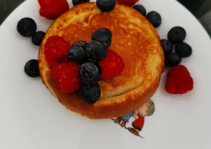 Souffle pancake with berries and wild honey