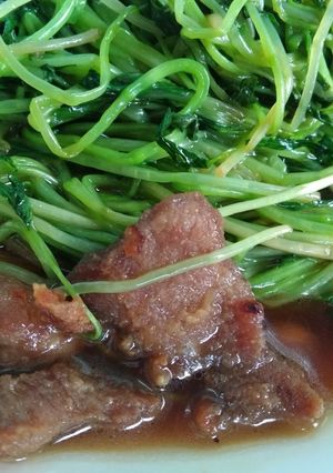 รูปของ ต้นอ่อนผักบุ้งผัดน้ำมันหอยหมูทอด