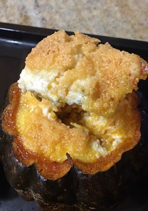 Una foto de Zapallo cabutia relleno con arroz, pollo, muzzarella y cebolla