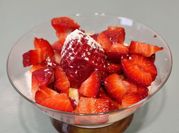 Una foto de fresas con azúcar