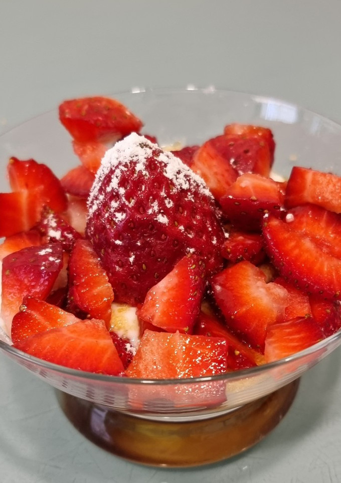 Una foto de Fresas con yogurt griego
