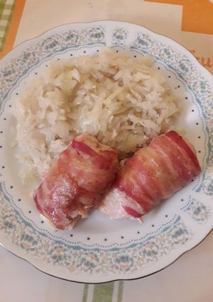 Göngyölt csirkemell párolt káposztával recept fotója