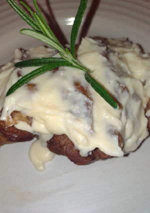 Una foto de Bechamel con carne de res