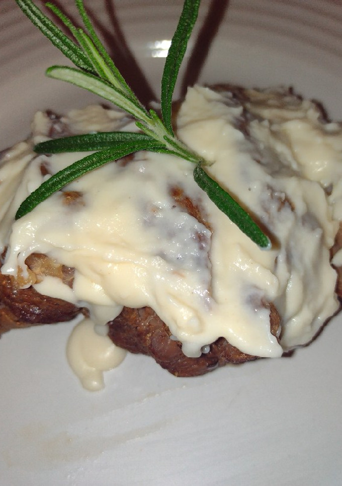 Una foto de Bechamel con carne de res