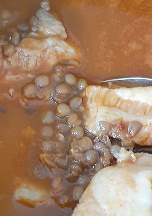 Una foto de Lentejas con costillita en salsa roja