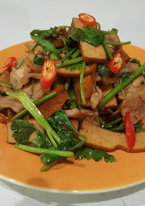 香菜小炒~誰說香菜不能當主角 的食譜成品照片
