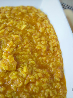 Una foto de Arroz meloso de bacalao y coliflor con toque allioli de ajo negro