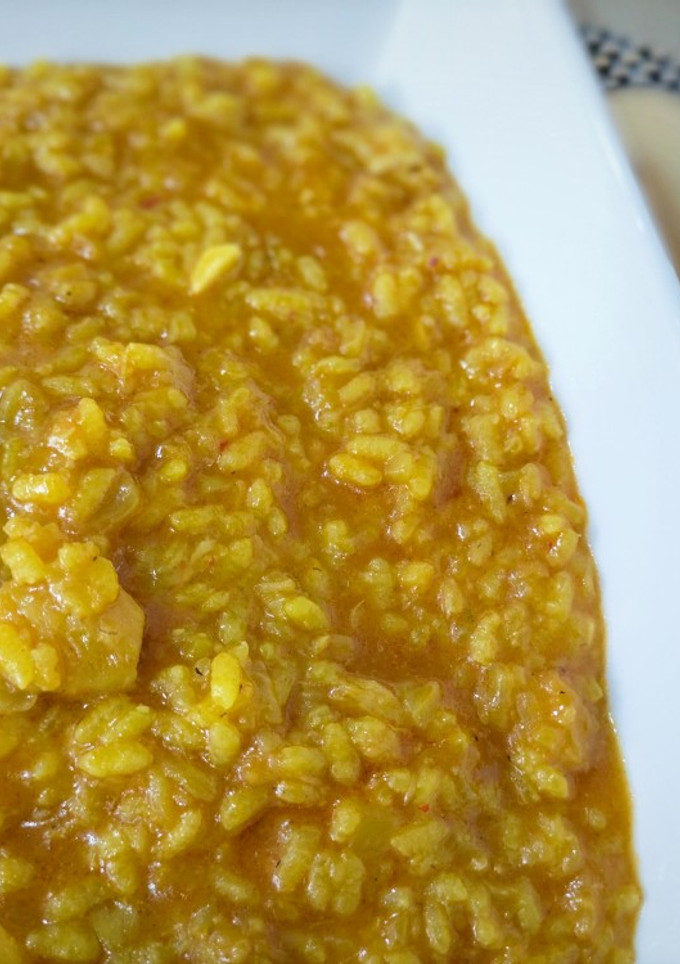 Una foto de Arroz meloso de bacalao y coliflor con toque allioli de ajo negro