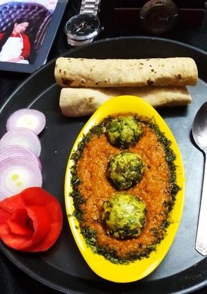 A picture of Sabudana Spinach Kofta in Daliya Curry.