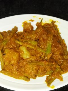 मसालेदार सूखी ड्रमस्टिक (masaledar sukhi drumstick recipe in Hindi) रेसिपी मुख्य फोटो