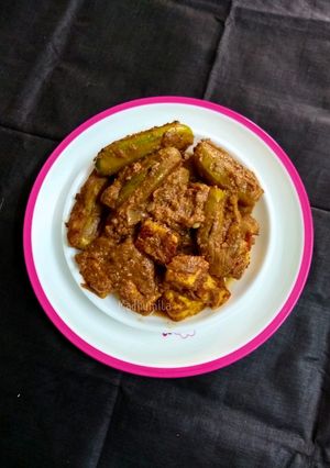 A picture of Parwal or Point Gourd Kasha.