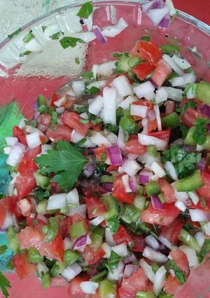 Una foto de Salsa criolla fácil y rápida