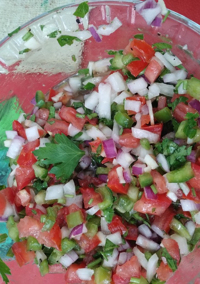 Una foto de Salsa criolla fácil y rápida