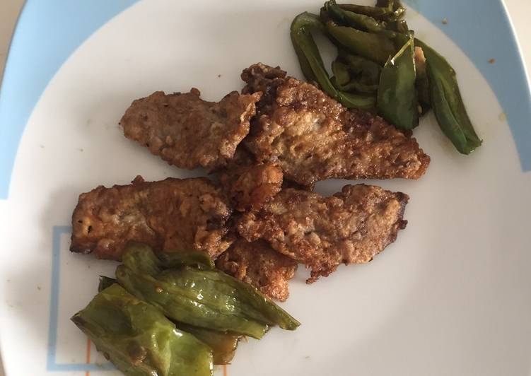 Solomillo de ciervo rebozado con piperrada de pimientos verdes y rojos