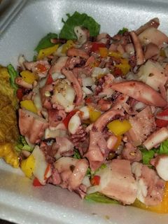 Una foto de Ensalada de pulpo🐙 y vegetales🌶🥕🥒